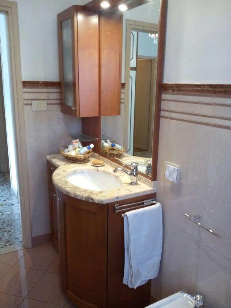 לינה וארוחת בוקר פיאצולה סול ברנטה Casa Emanuela מראה חיצוני תמונה