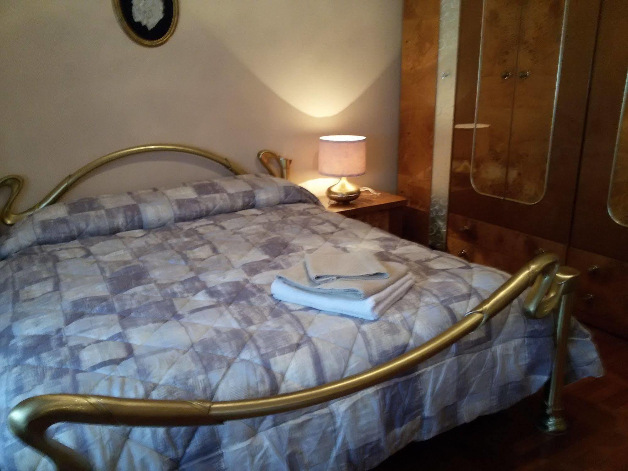 לינה וארוחת בוקר פיאצולה סול ברנטה Casa Emanuela מראה חיצוני תמונה
