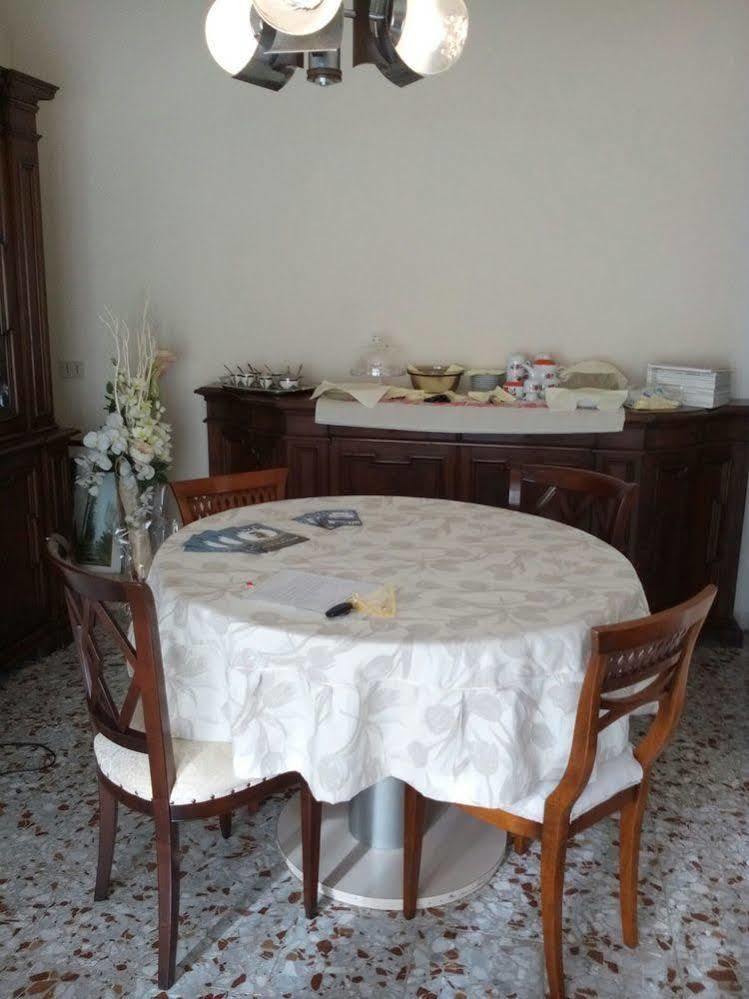 לינה וארוחת בוקר פיאצולה סול ברנטה Casa Emanuela מראה חיצוני תמונה