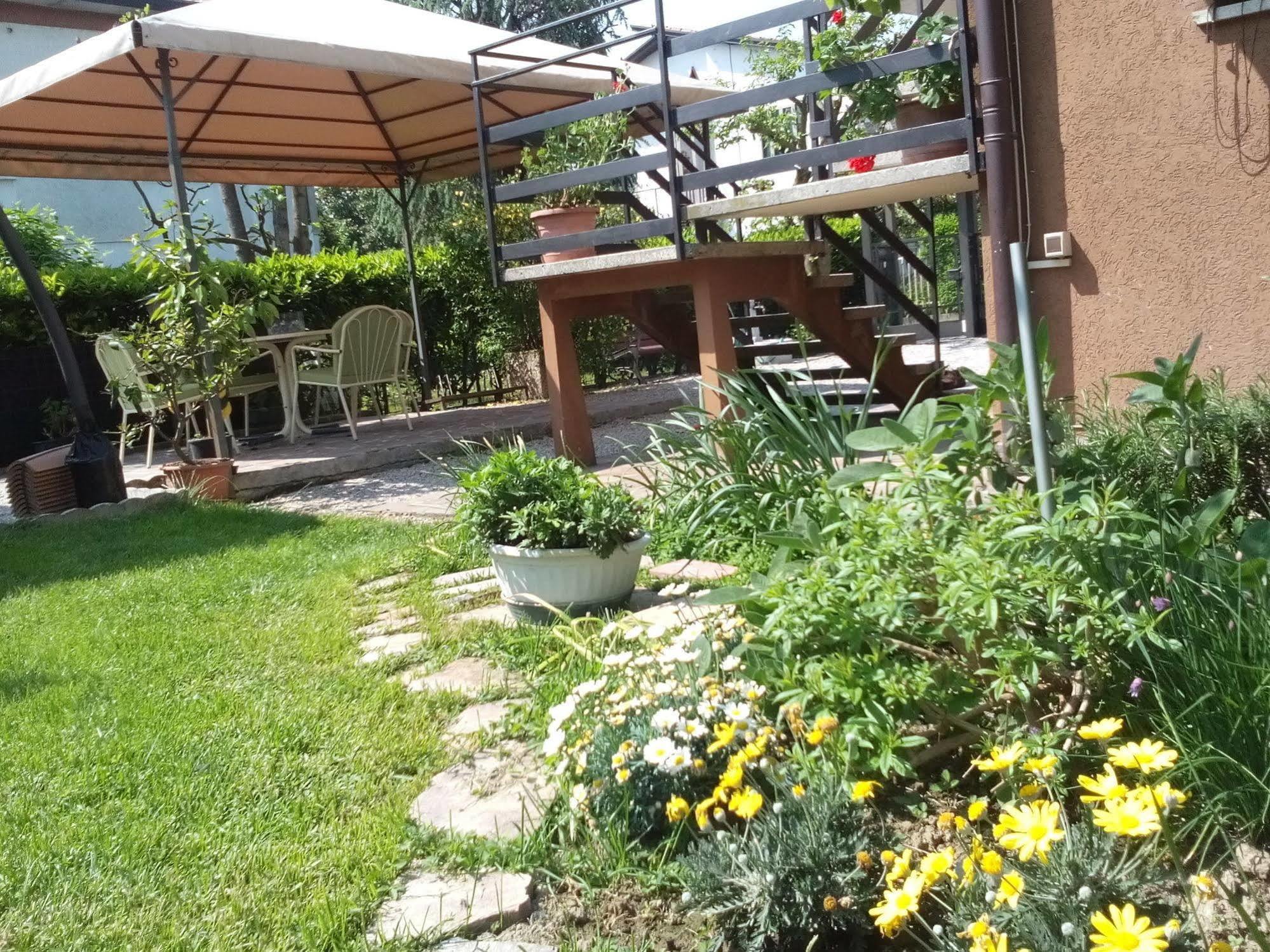 לינה וארוחת בוקר פיאצולה סול ברנטה Casa Emanuela מראה חיצוני תמונה